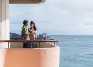 オーシャンビューのバルコニーで海を眺めるカップル