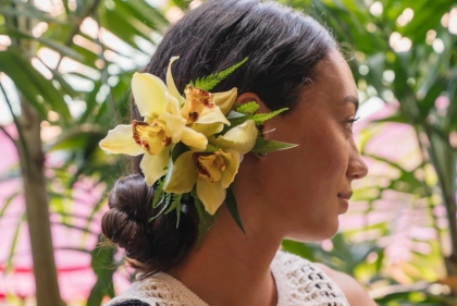 ロイヤルハワイアンの庭園で楽しむ、南国の花を使ったフローラルヘアピース作り体験