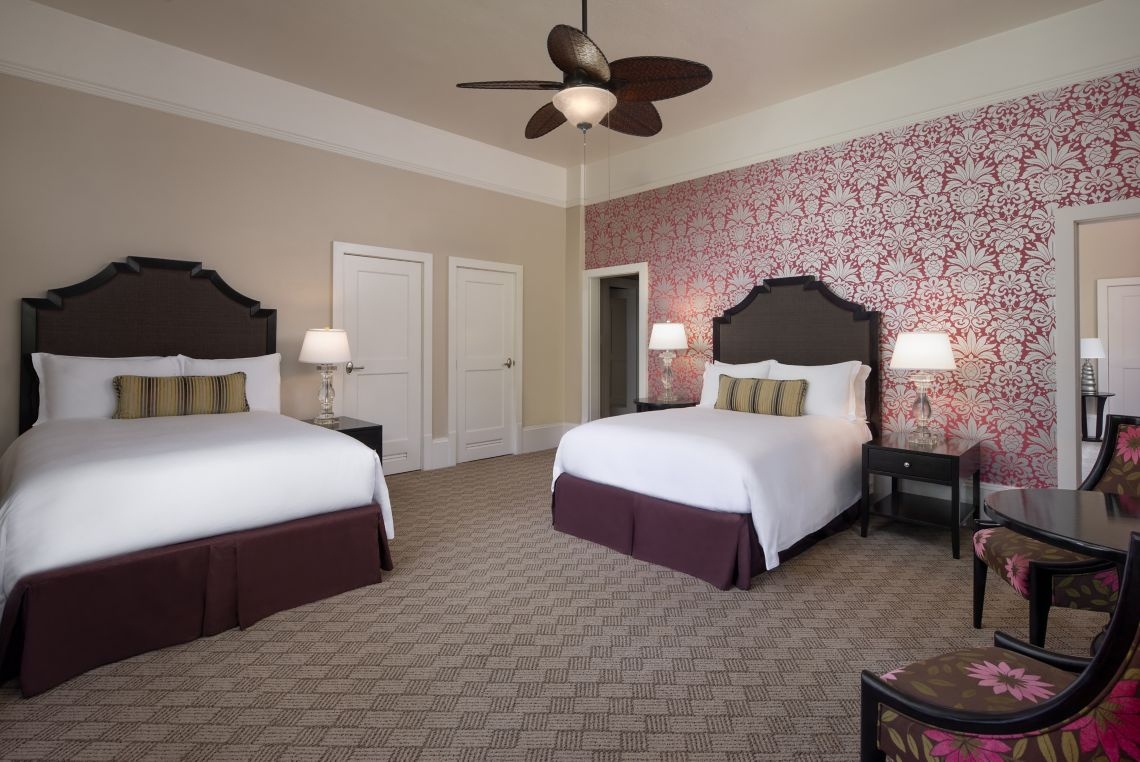 ダブルベッド2台が2つある室内