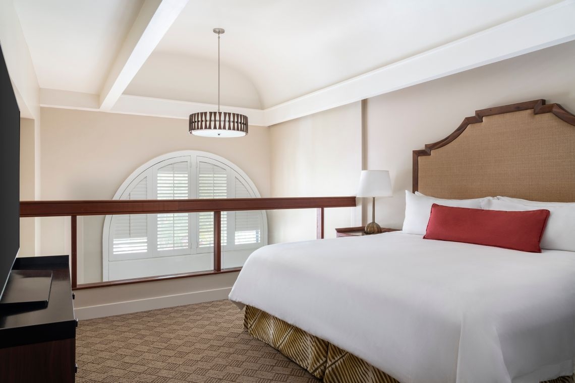 キングベッドが1台ロフトにある客室