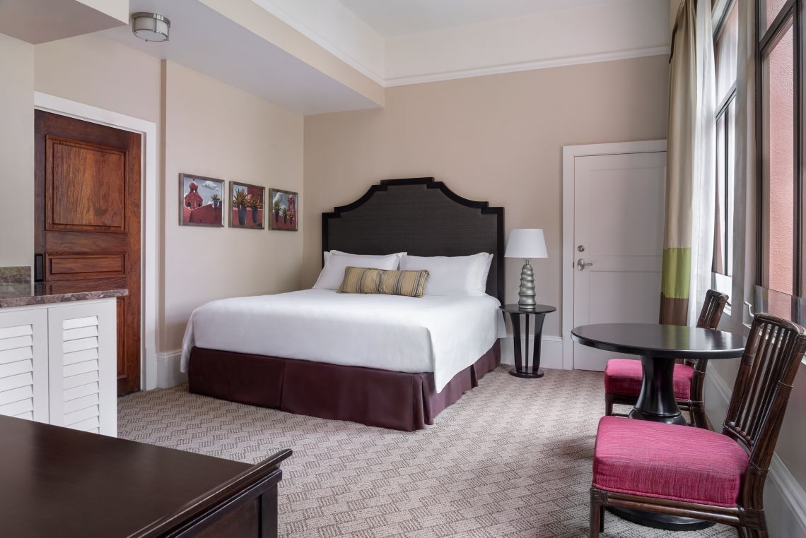 キングベッドが1台ある部屋