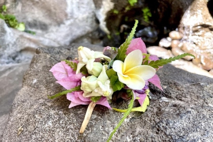 南国の花々を編み込んだ、やさしい色合いのハク・ブレスレット。