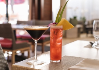 サーフラナイのテーブルに並ぶ2杯のカクテル