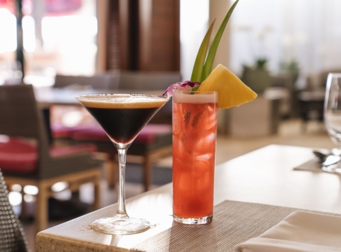 サーフラナイのテーブルに並ぶ2杯のカクテル