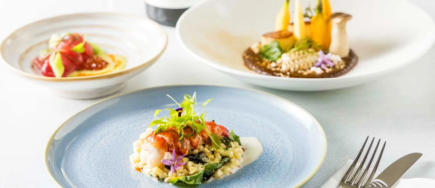 彩り豊かな季節の食材を使ったアズーア・レストランのコース料理