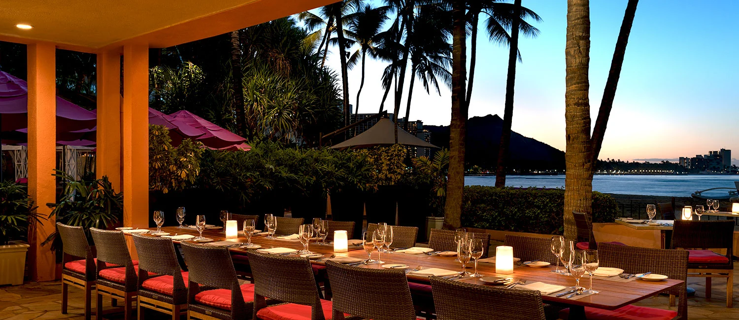 ワイキキの夜景が広がるビーチサイドのアズーア・レストラン