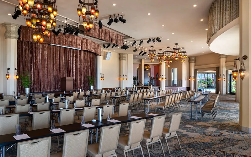 モナーク・ルームの会議レイアウト。シャンデリアが灯る空間に、テーブルと椅子が整然と並ぶ様子