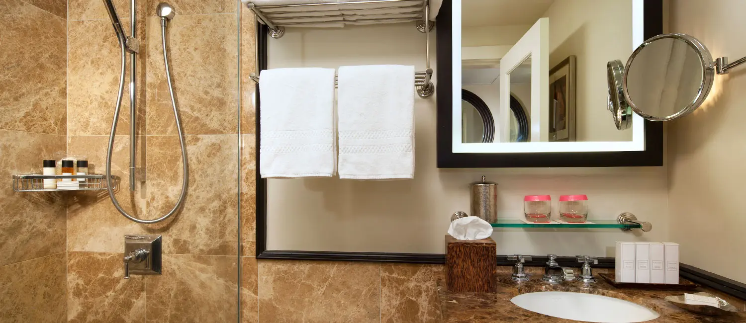 シャワーと洗面台を備えたバスルーム。マリエオーガニクスのアメニティ付き。