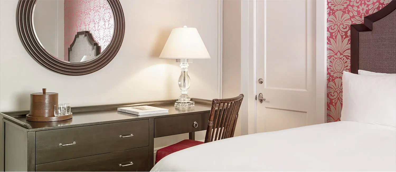 デスクと鏡を備えたヒストリックルームの一角。