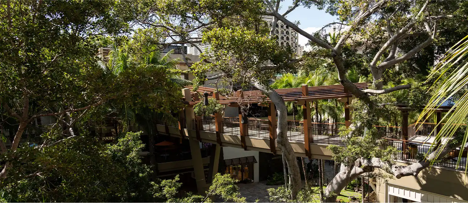 ワイキキ中心部にあるショッピングエリア「ロイヤル・グローブ」周辺の景観。