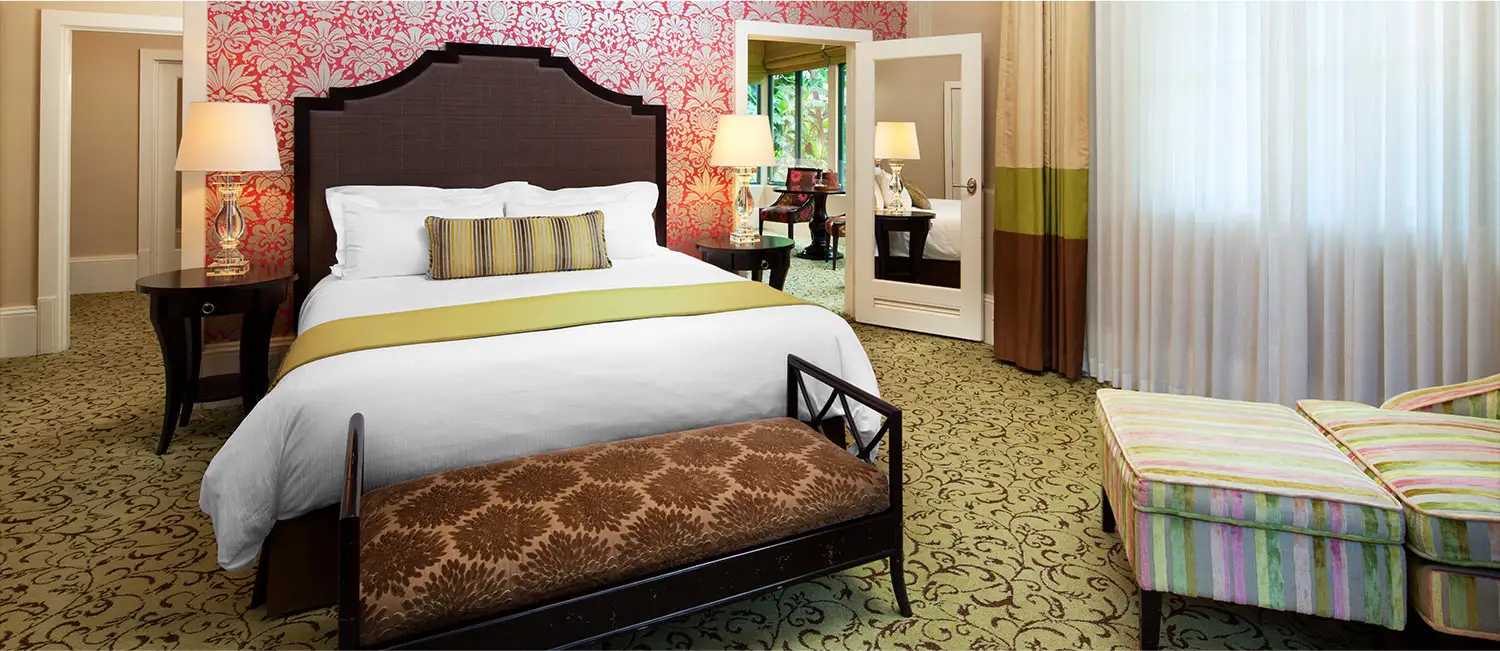 自然光が差し込む、広々としたスイートのベッドルーム。