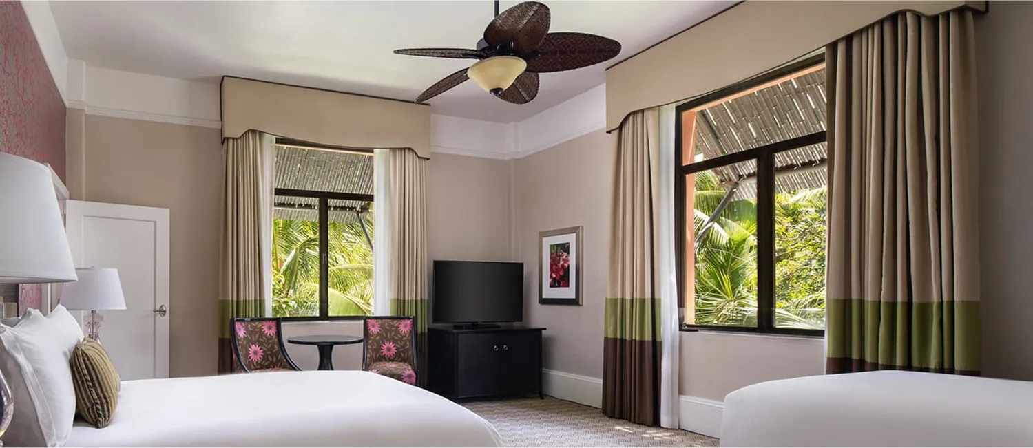 ヒストリック・3ベッド・ファミリールームの客室。広々とした空間に3台のベッドを備えたファミリー向けルーム。