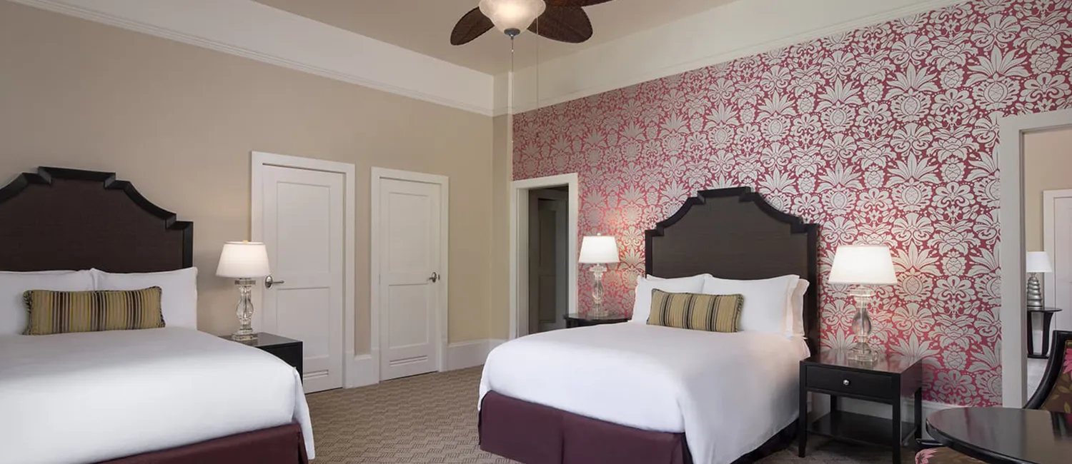 ヒストリック・3ベッド・ファミリールームの客室。クラシカルなインテリアと高い天井が特徴。