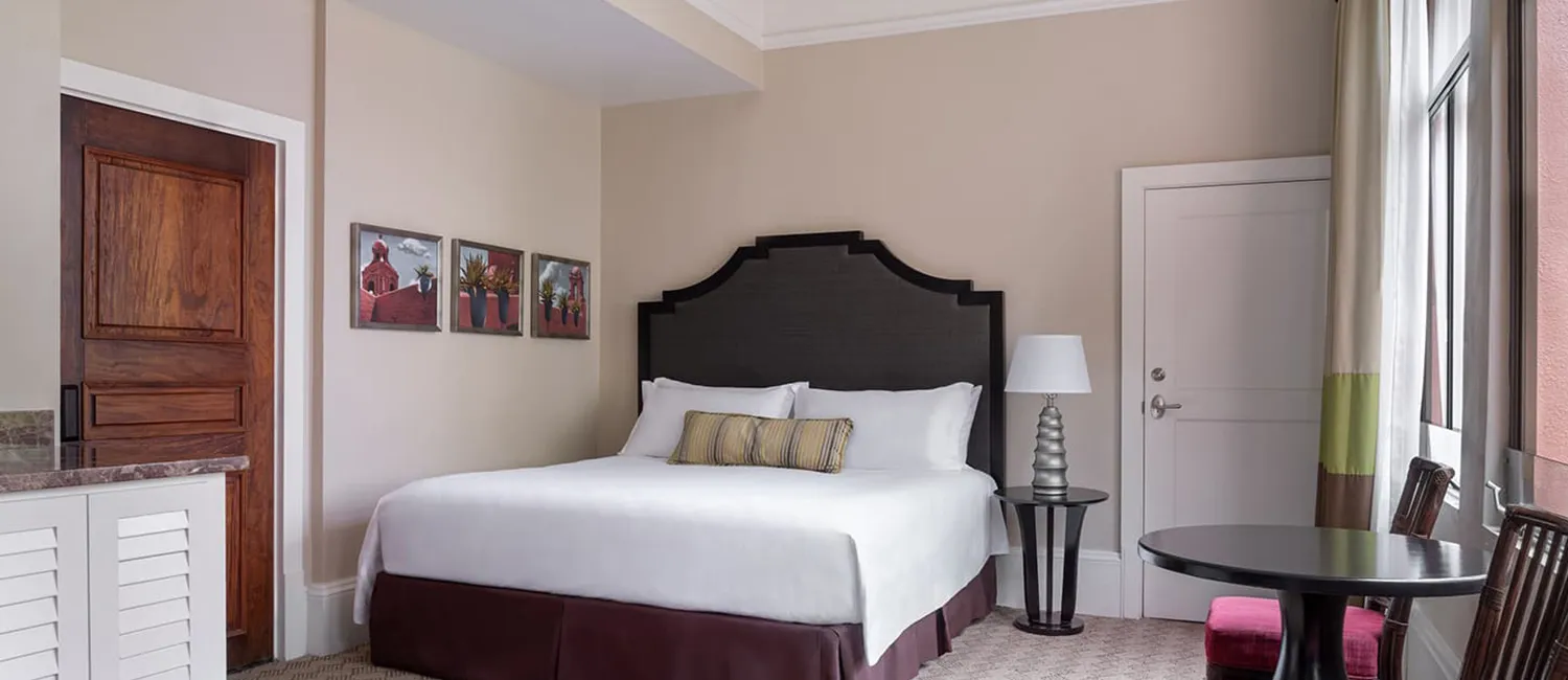 ヒストリック・3ベッド・ファミリールームのベッドルーム。ゆったりとしたキングベッドと大きな窓を備えた落ち着いた客室。
