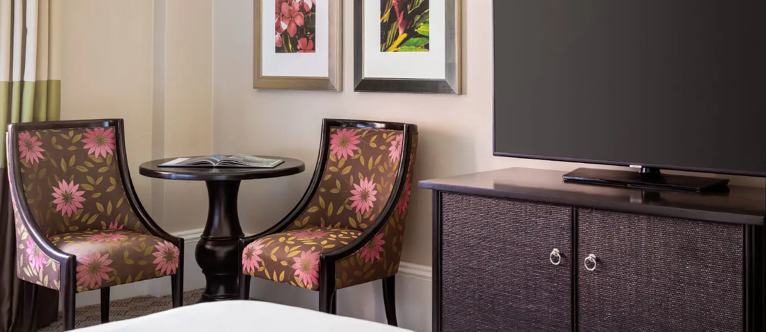 客室内のテーブルとチェア、テレビが見えるヒストリック・オーシャンの一角。