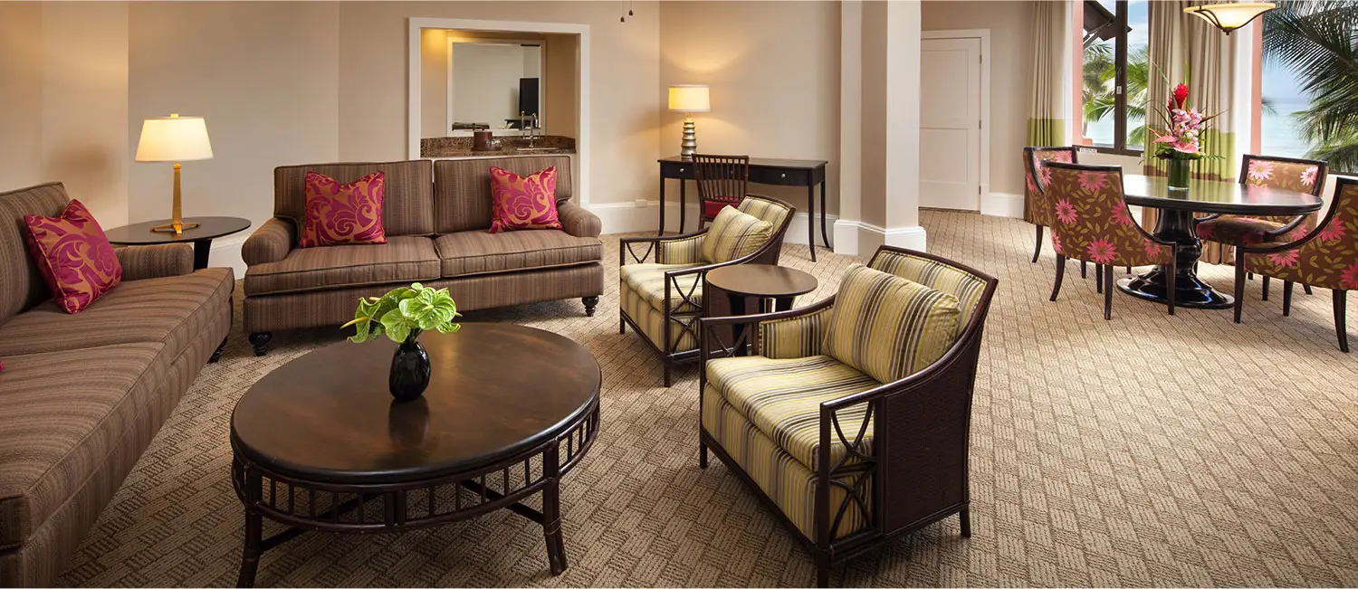 クラシックな雰囲気漂うベッドルーム。窓の外にはトロピカルガーデンが広がる。