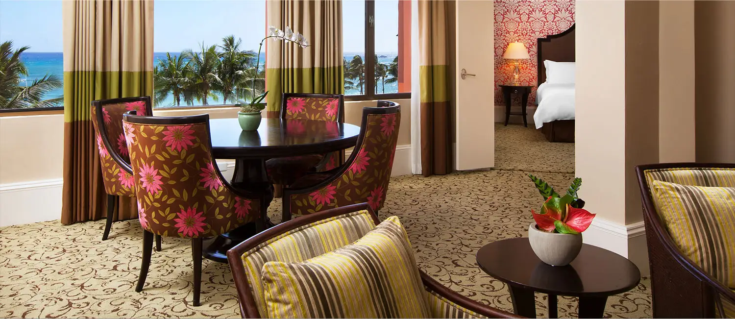 オーシャンビューを望む、クラシックで開放的なダイニングエリア。