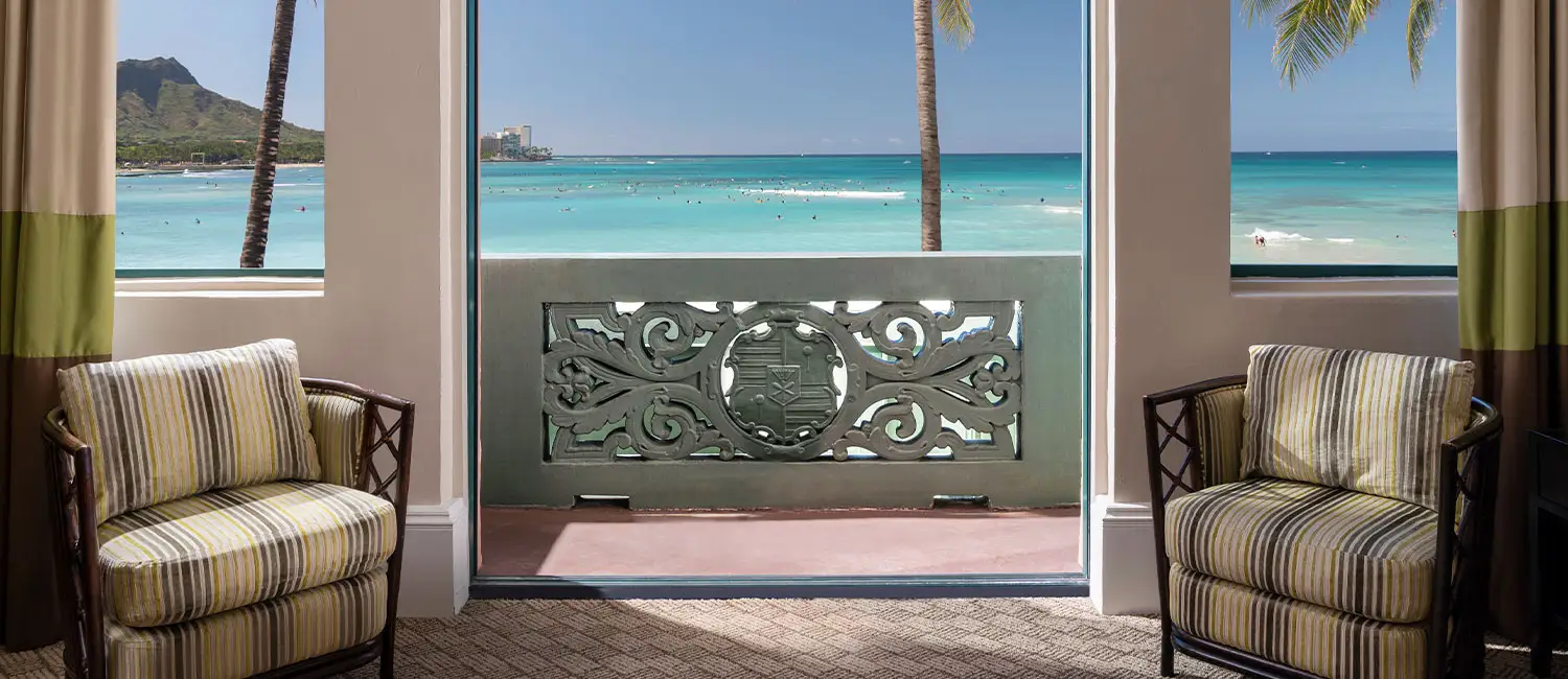 窓辺からダイヤモンドヘッドとワイキキビーチを一望。