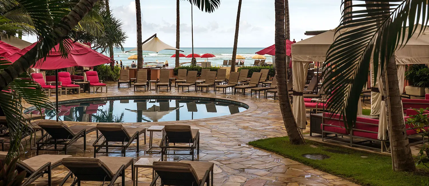 チェアとパラソルが並ぶプールエリア