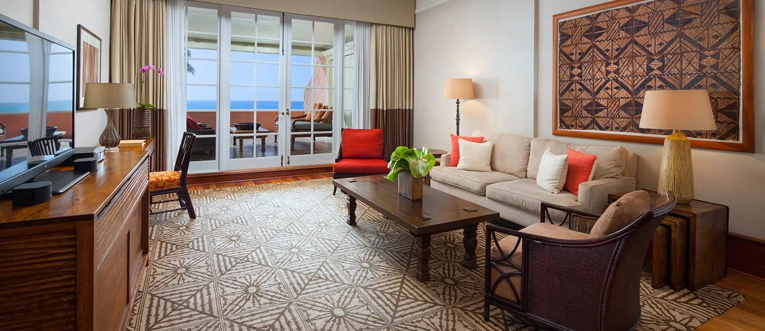 カメハメハスイートのリビングルーム。窓の外に海が広がる