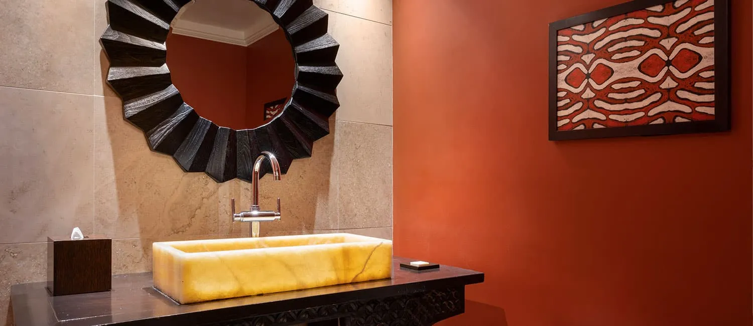 温かみのある照明が印象的なカメハメハスイートの洗面スペース