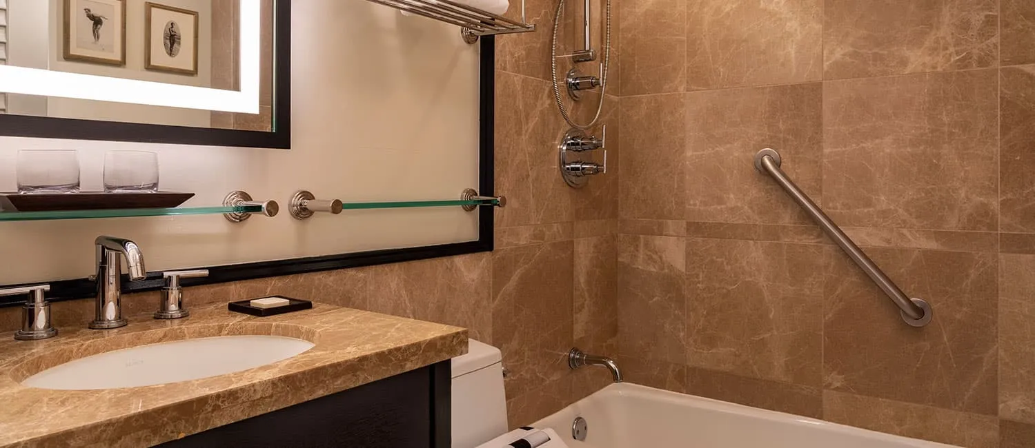 大理石調の壁が上品な、バスタブ付きのバスルーム